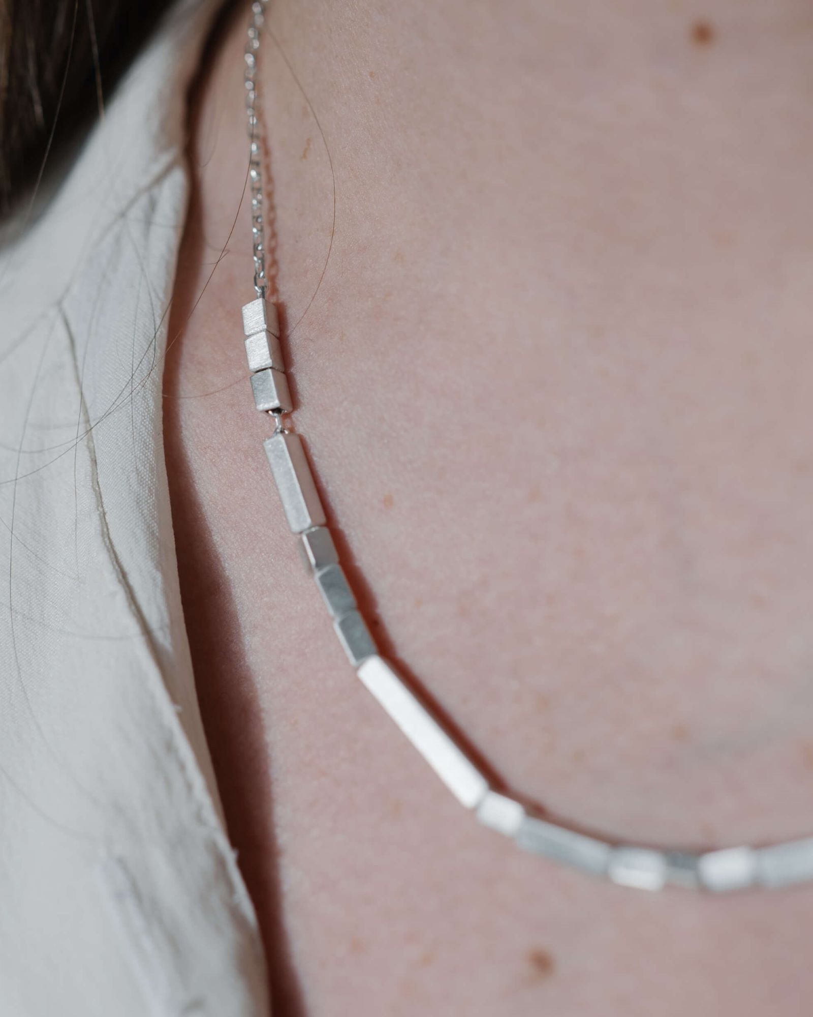 Minimal-Silver-Bar-Necklace-Ripple-Chloe-Solomon-Close-Up