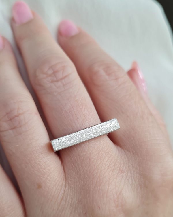 Medium-Geometric-stacking-ring-Chloe-Solomon-jewellery-summer-nails